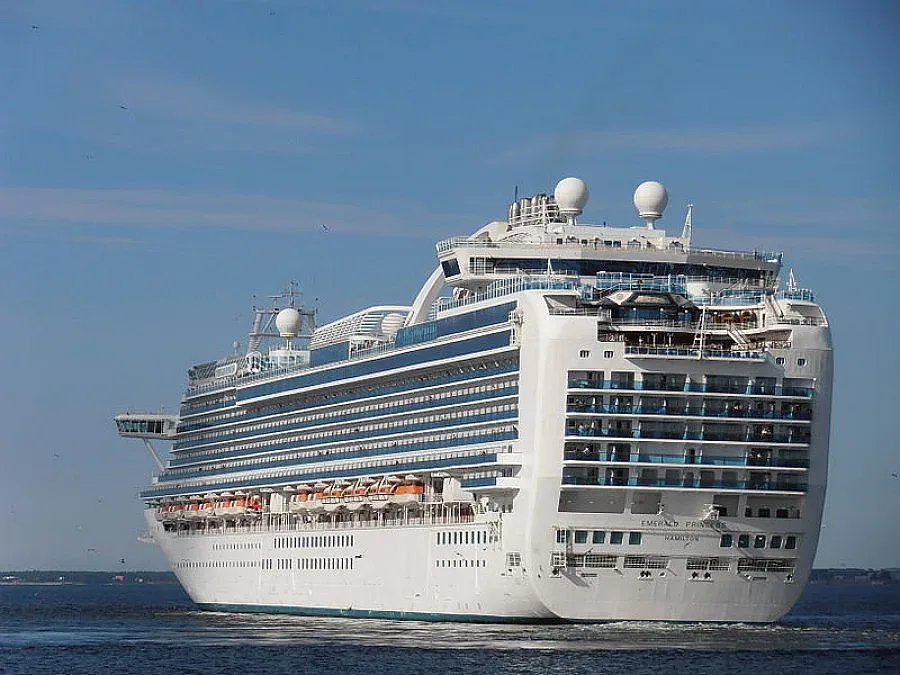 Плаващи дворци водят 15 000 богаташи