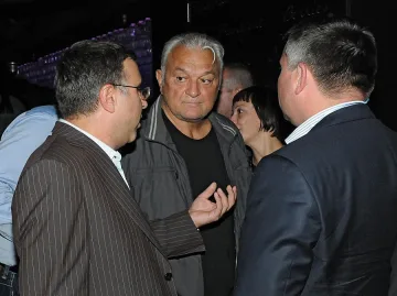 Диков напуска Нова?