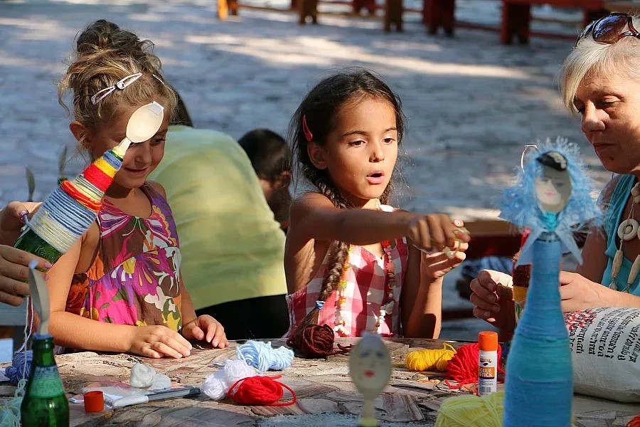 Хлапета правят кукли от мащерка