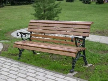 Адвокатка разкрасява село с пейки