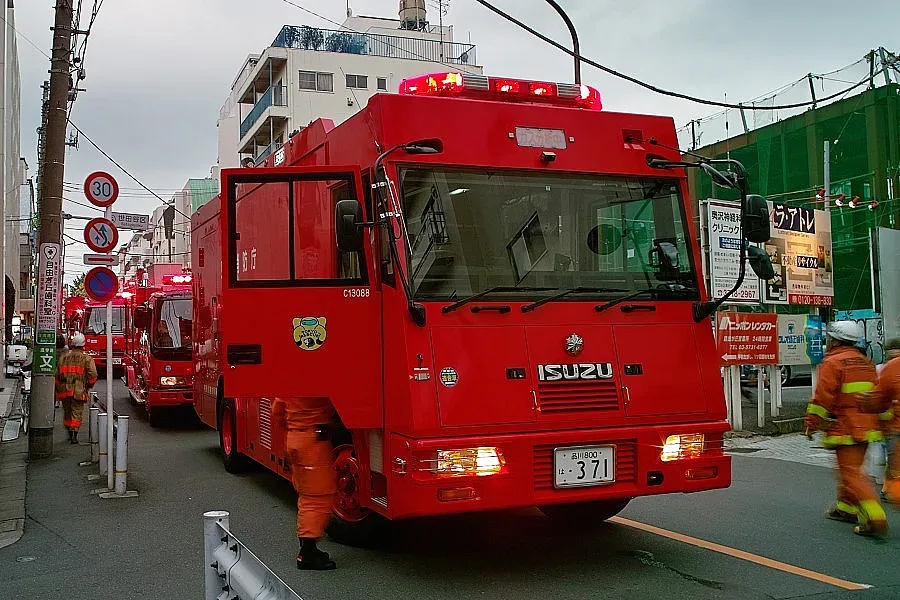 Силен пожар гори в завод край Токио