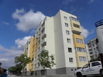 Дрон и двама попове за  първия саниран блок (ОБЗОР)