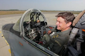 Ген. Попов лети с изтребител и на 54 г.