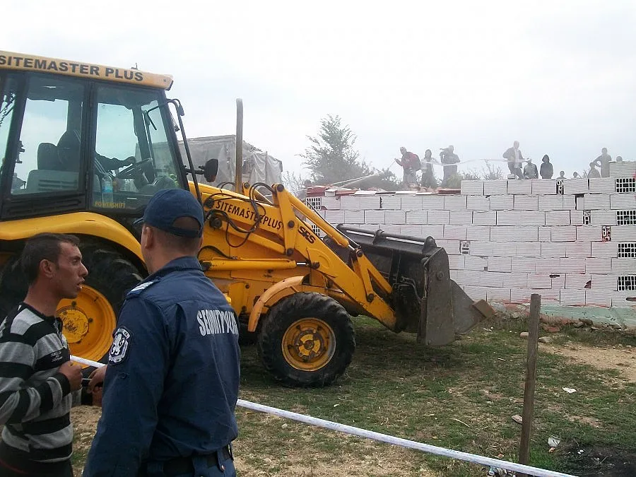 Без компромис с незаконните постройки в ромската махала на Гърмен