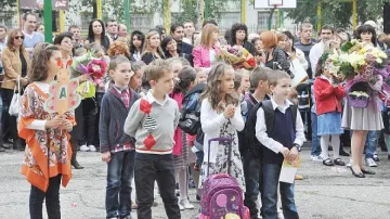 Десетки училища ще останат без първокласници