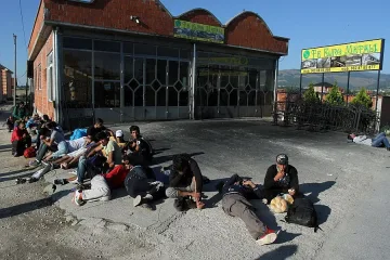 Гърция иска спешна среща на ЕС за бежанците