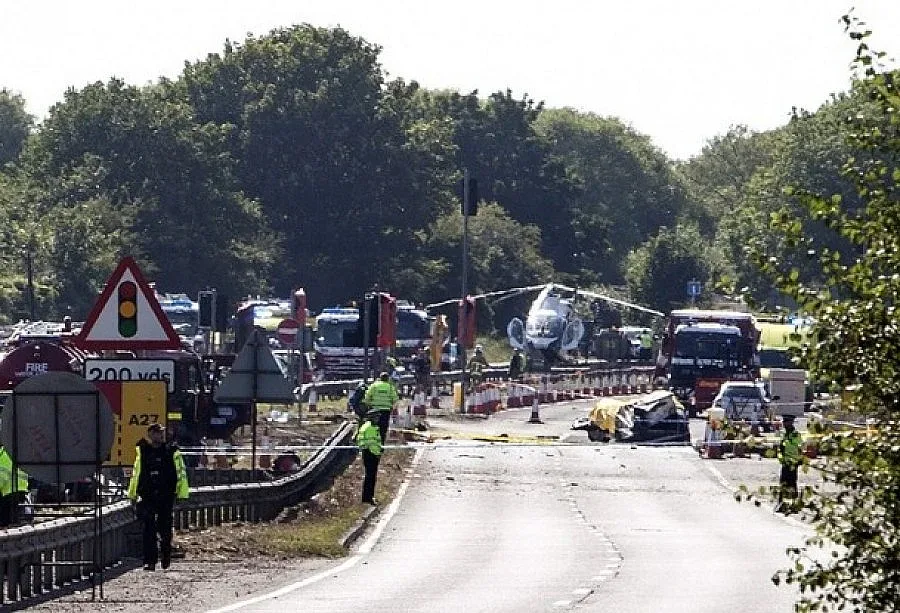 7 загинали след като самолет катастрофира на авиошоу в Англия