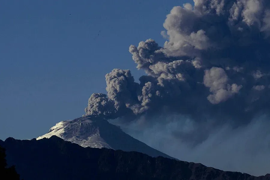 Вулкан в Еквадор се събуди след 138-годишен сън