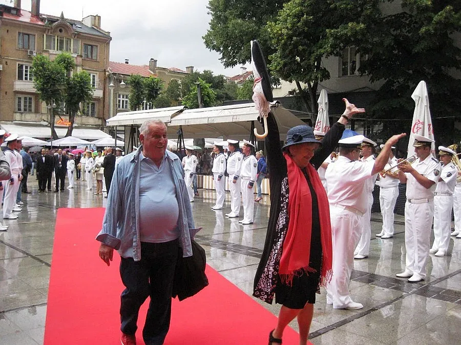 Лолова и Кольо Анастасов дефилираха под дъжда