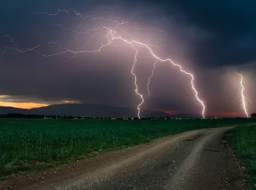 Мълния изпепели къщата на чистачка