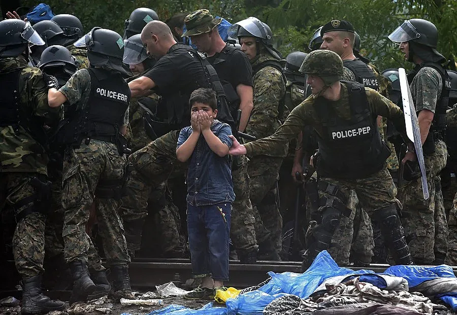 Хиляди мигранти нахлуха в Македония
