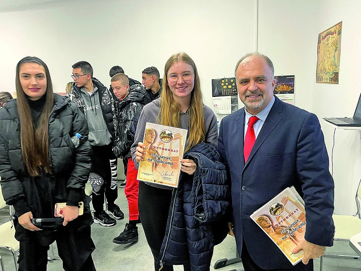 Министър награди малките пазители на наследството