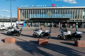 Въоръжен стреля във влак във Франция