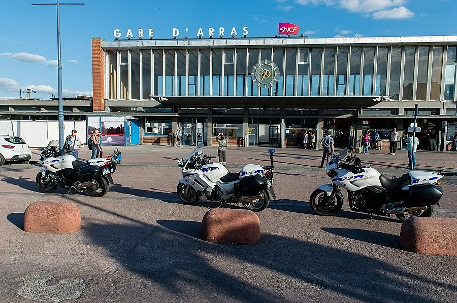 Въоръжен стреля във влак във Франция