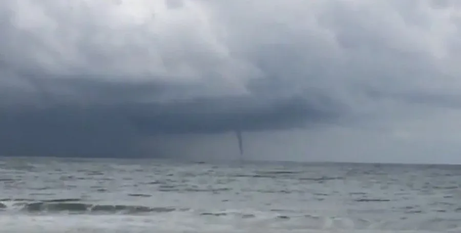 Торнадо стресна летовниците във Варна (ВИДЕО)