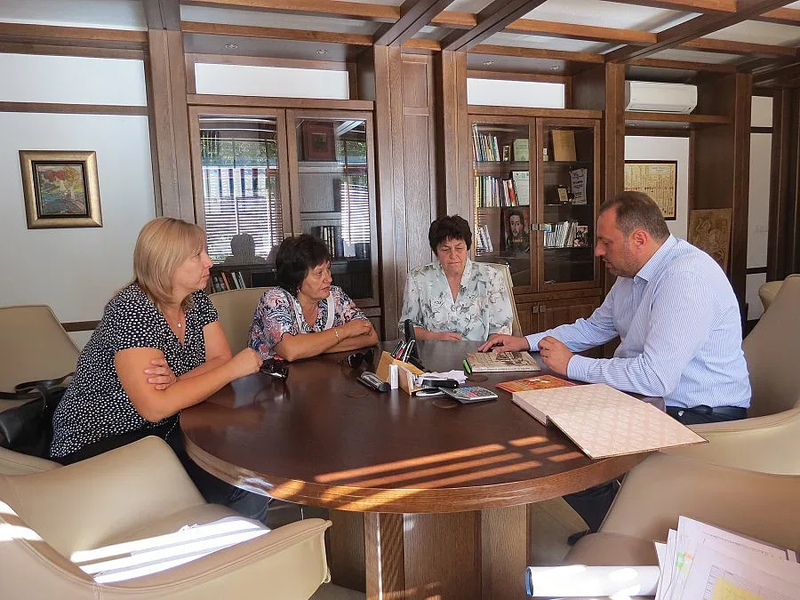 Две училища заедно откриват учебната година