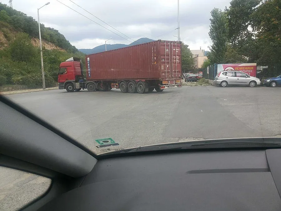 Трима афганистанци са открити в тир