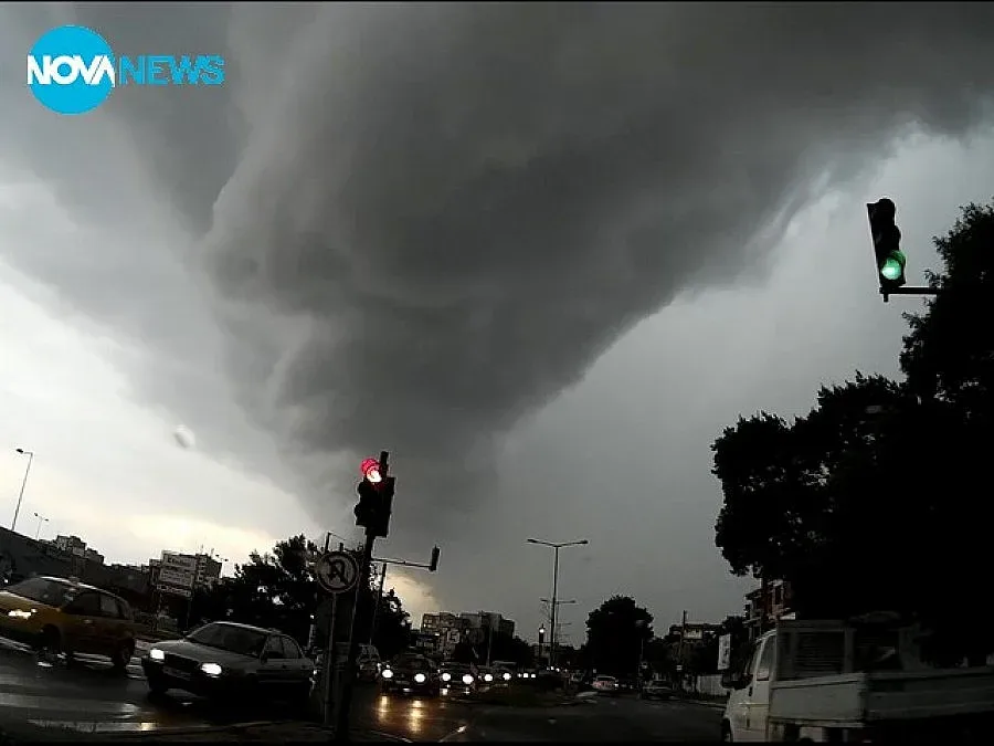 Буря събори електрически стълбове в село Ботево