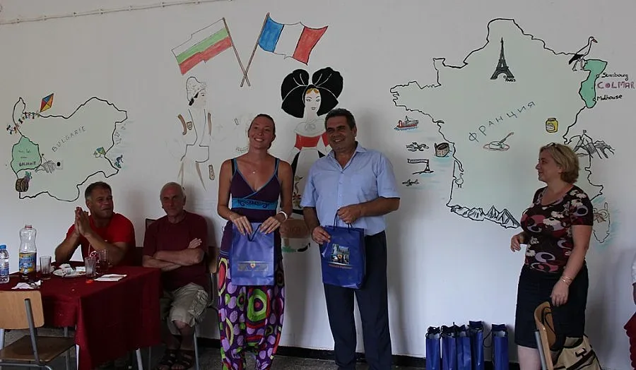 Френски и български деца в риск нарисуваха пано в интернат