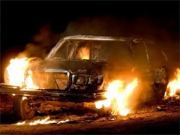 Кола изгоря през блок в Русе