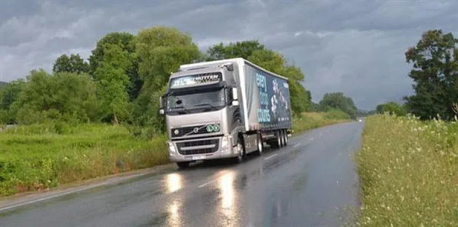 Съпрузи и дете ранени в катастрофа с тир