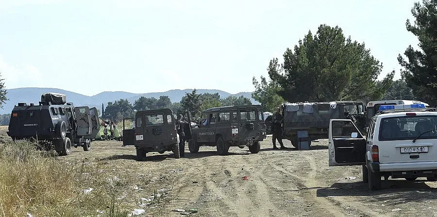 Насилие и сълзотворен газ спират бежанците в Македония