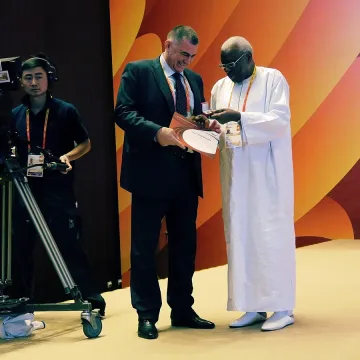 Президентът на БФЛА със златна значка от ИААФ