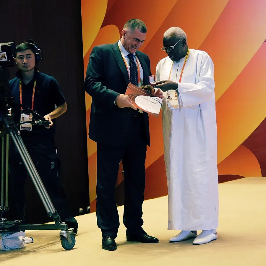 Президентът на БФЛА със златна значка от ИААФ