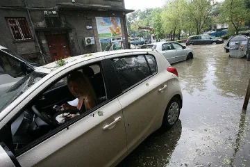Жълт код за бури в 8 области