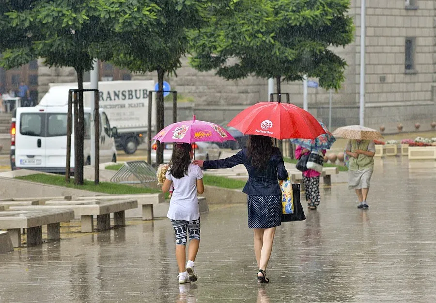 Жълт код за гръмотевични бури и обилни валежи