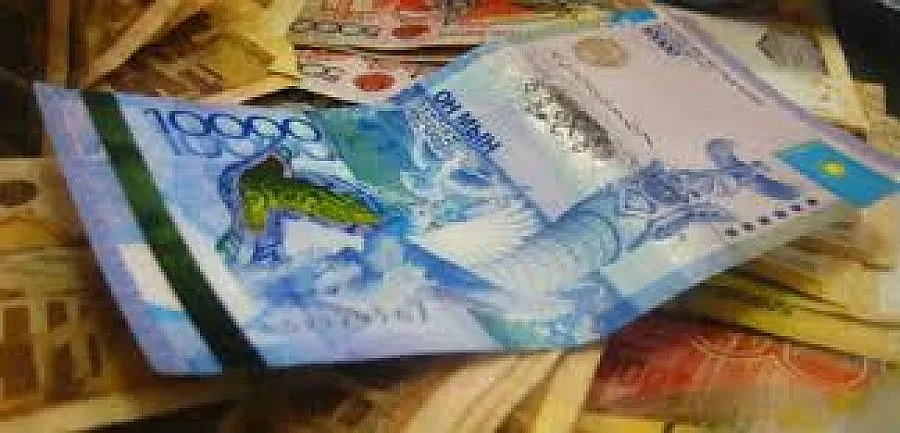 Валутата на Казахстан  се срина, търговията спря