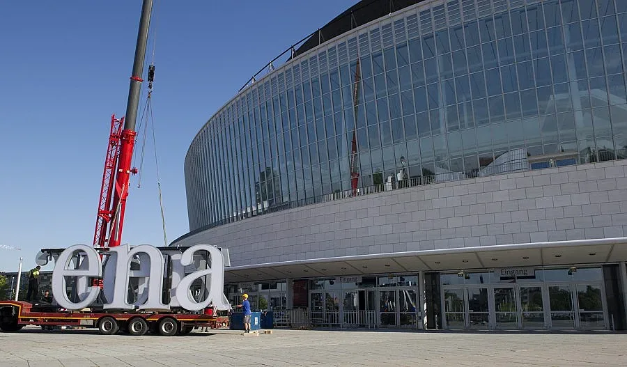 Собственикът на ДСК купува гръцки банки