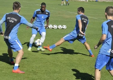 "Левски" чака "да" от холандец