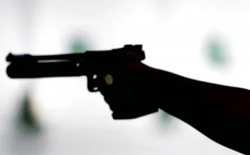 Стрелба в забавачка вдигна военните 