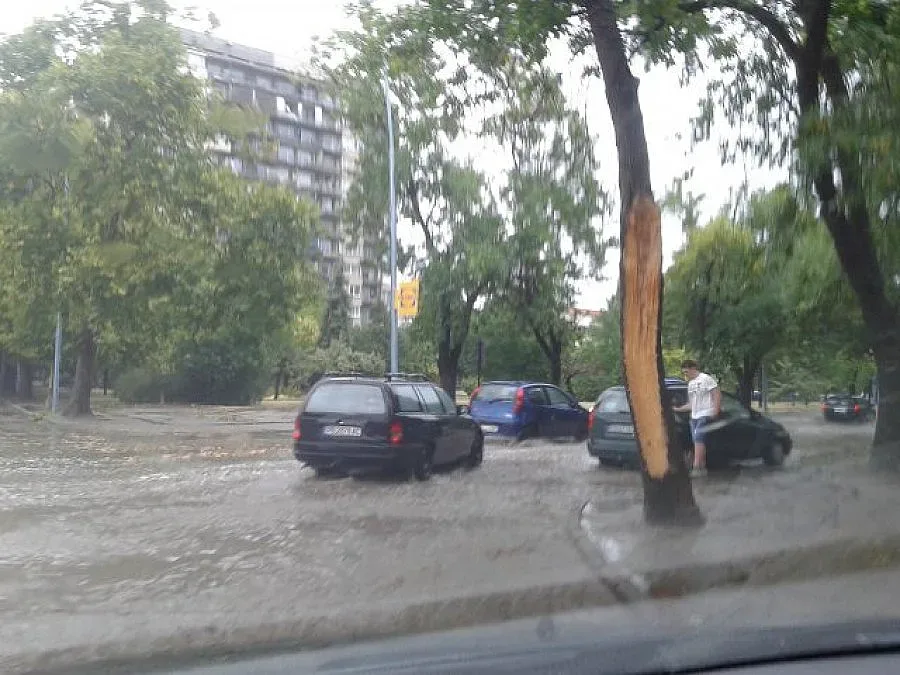 Силна буря премина през Пловдив