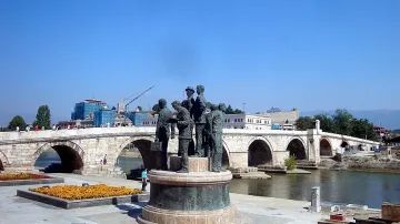 Македония обяви кризисно положение по границите заради бежанците