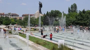 Двуметров мустакат каун ще краси центъра на Хасково