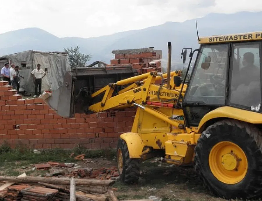 Събарят ромски бараки във Варна