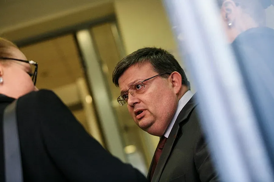 Цацаров алармира за чадър над полицай, убил пешеходец