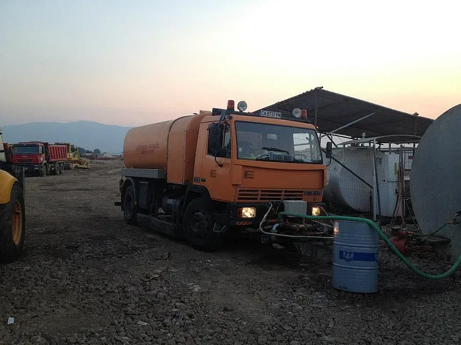 Карат вода с водоноски до три квартала в Кърджали