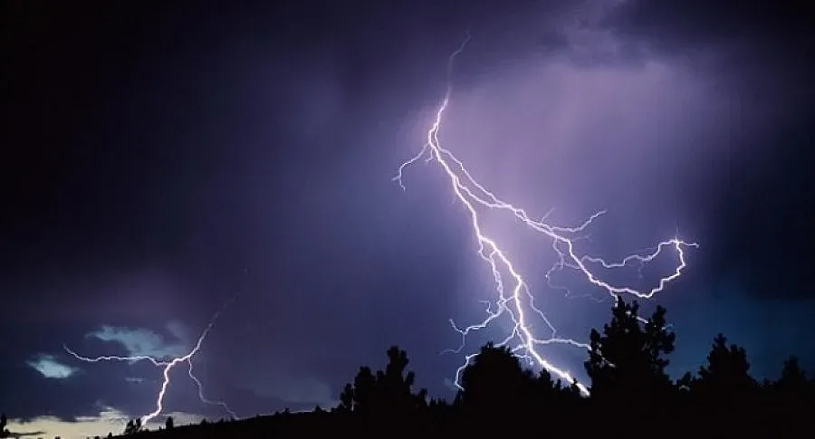 Мълния удари къща, предизвиквайки пожар