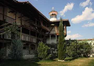 Коли и рейсове вече стигат до Роженския манастир 