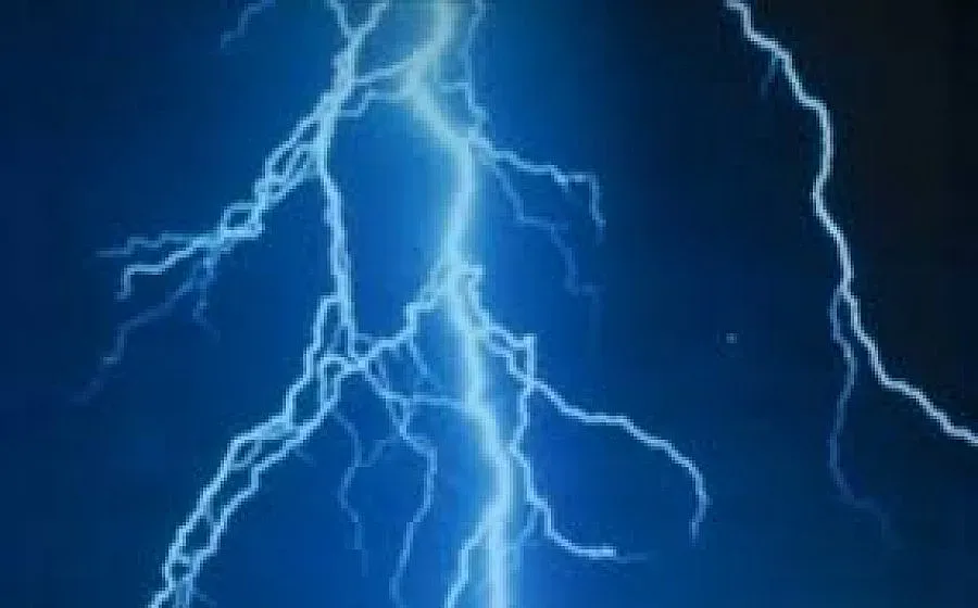 Мълния уби 11-годишно дете в Бургас