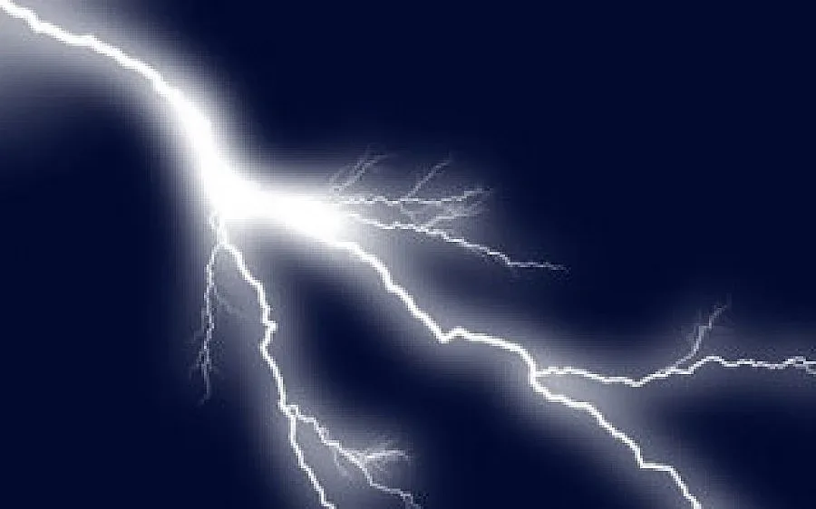 Мълния покоси двама авиотехници в Бургас