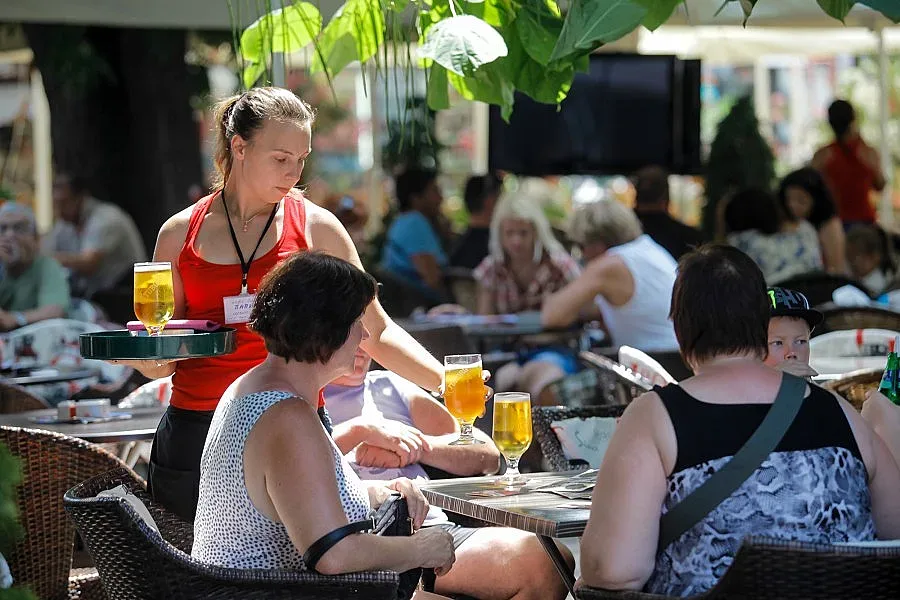 Кръчмите наемат хлапета в пика на сезона