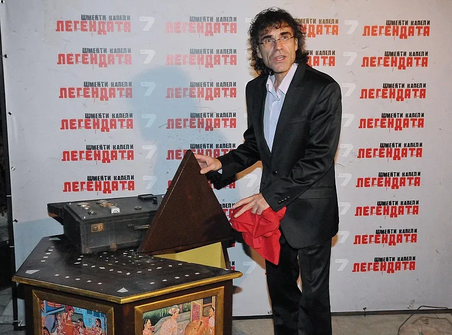 Въргала чете вестници с Ани 