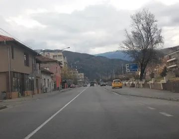 Кресна събра 1800 подписа срещу джигити зад волана