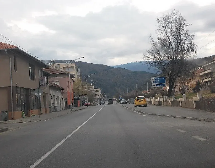 Кресна събра 1800 подписа срещу джигити зад волана