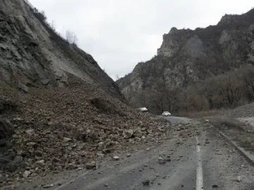Дъждът „бута” камъни на пътя в Кресненското дефиле