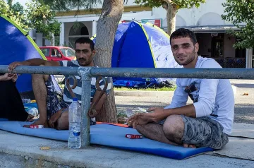 Гърция премести стотици имигранти, разпънали палатки в парк